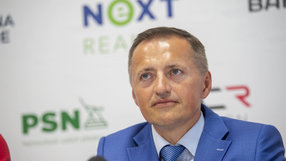 Podle většinového majitele hokejového klubu HC Dynamo Pardubice Petra Dědka si politici berou sport jako rukojmí.