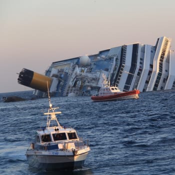 Mnoho známých lodních katastrof se odehrává daleko na moři, ale Costa Concordia ztroskotala těsně u pobřeží ostrova.