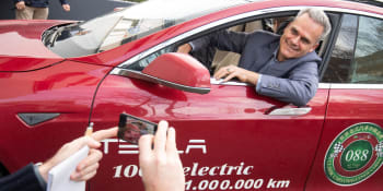 Němec najezdil s elektromobilem už 1,5 milionu kilometrů. Co se na autě sypalo nejvíc?
