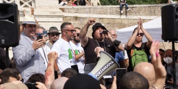 Neofašisté v Itálii dali na rakev mrtvého hákový kříž. Po pohřbu u kostela hajlovali