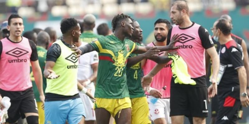 Hlavní postavou utkání mezi Mali a Tuniskem byl hlavní rozhodčí Janny Sikazwe. Odejít musel za doprovodu ochranky. 
