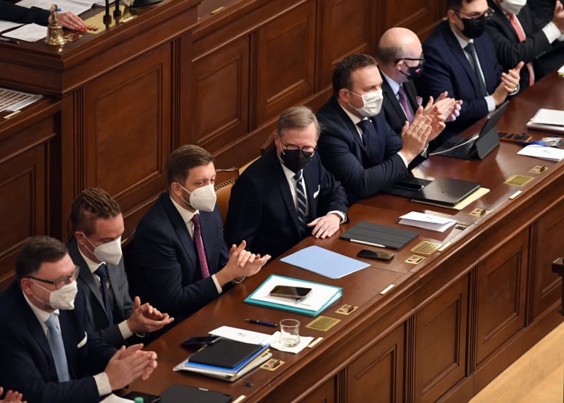 Leden 2022: Vláda Petra Fialy (ODS) získala důvěru od dolní komory po 23 hodin dlouhých obstrukcích.