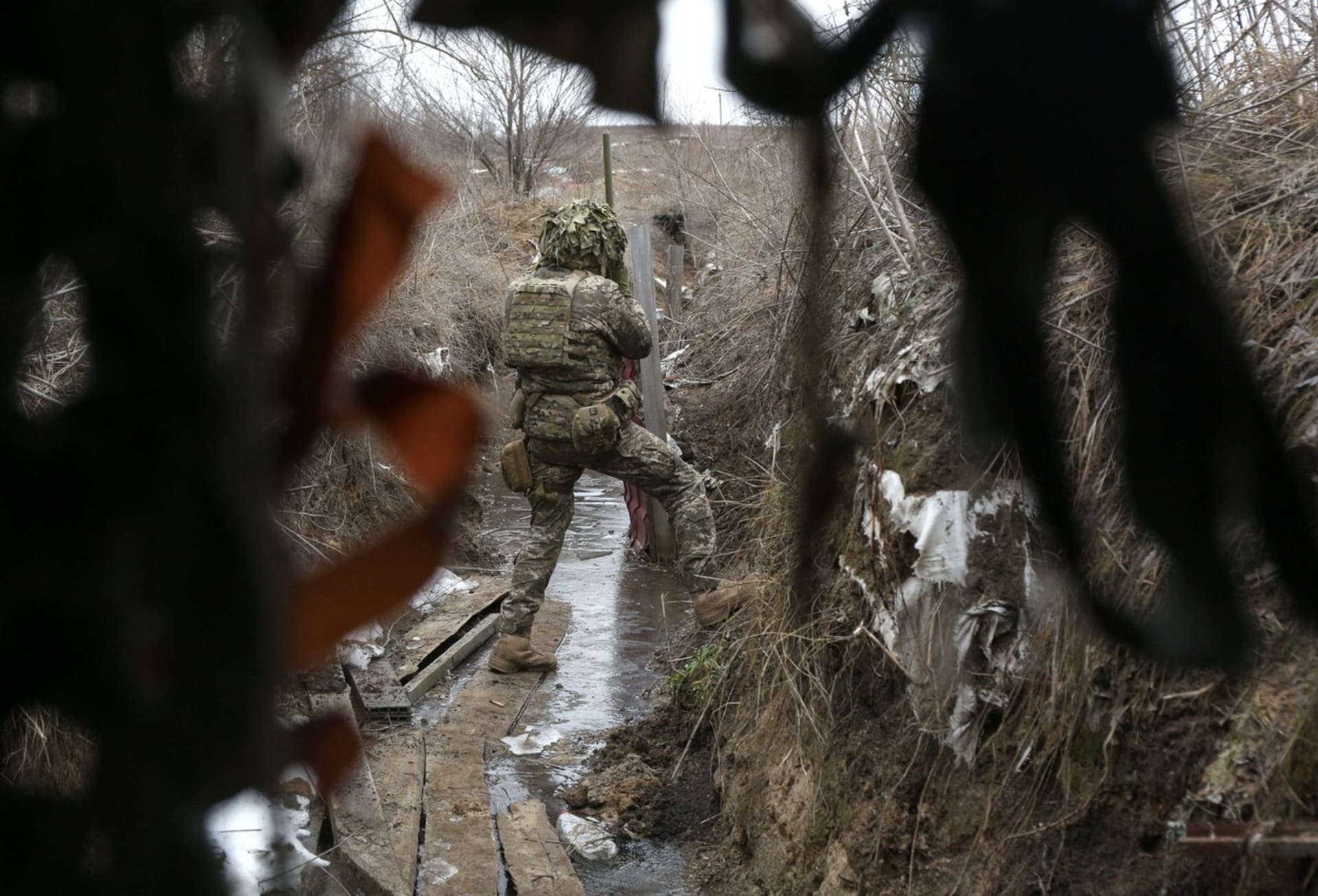 Ukrajinský voják na frontě v Doněcku