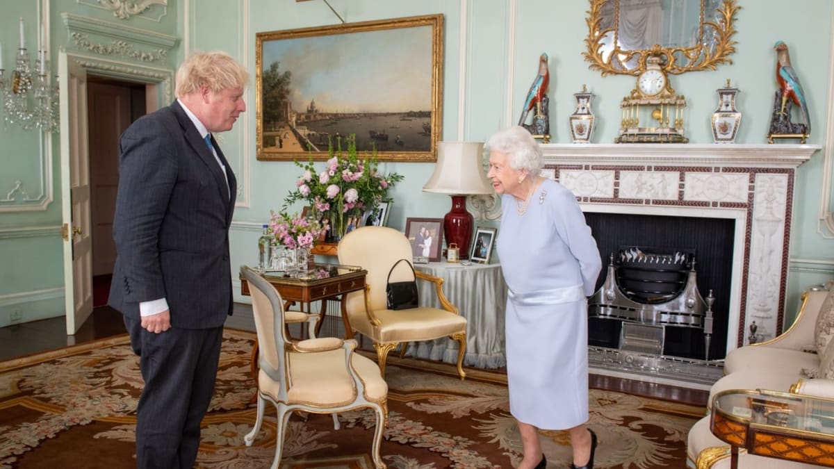 Premiér Boris Johnson a královna Alžběta
