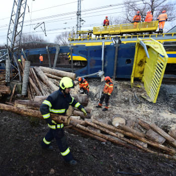 Ve stanici Prosenice na Přerovsku se v noci na pátek srazily dva nákladní vlaky.