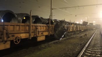 Tragédie na kolejích. V Německu srazil nákladní vlak dvě děti, jedno zemřelo