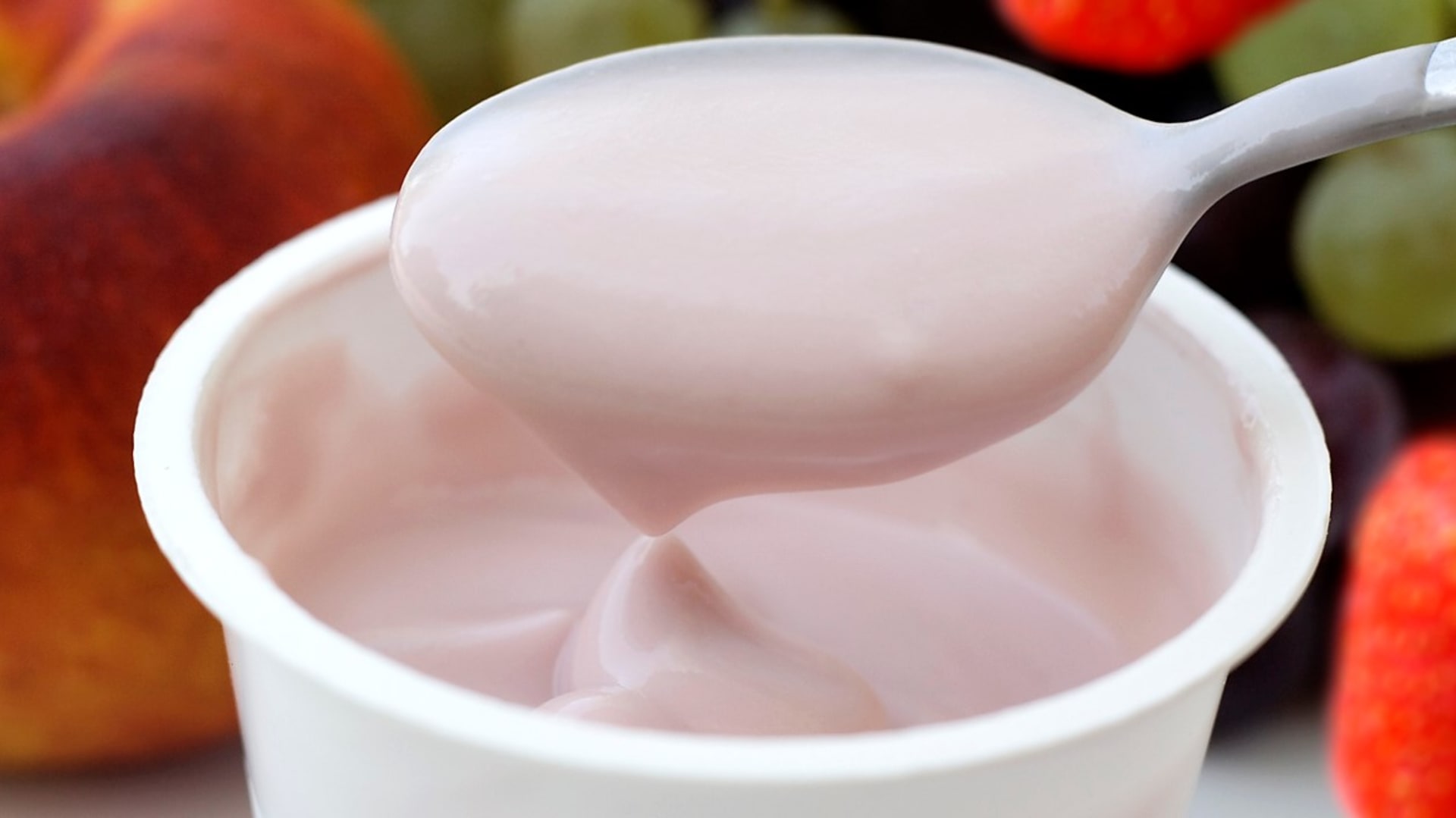 Kdo chce mít v jogurtu opravdu ovoce, měl by preferovat  tzv,. ochucené výrobky. Označují se třeba jako jahodový/jahoda. Jestliže je ale na jogurtu uvedeno s jahodovou příchutí/s příchutí jahod, nemusí vněm být vůbec žádné ovoce.