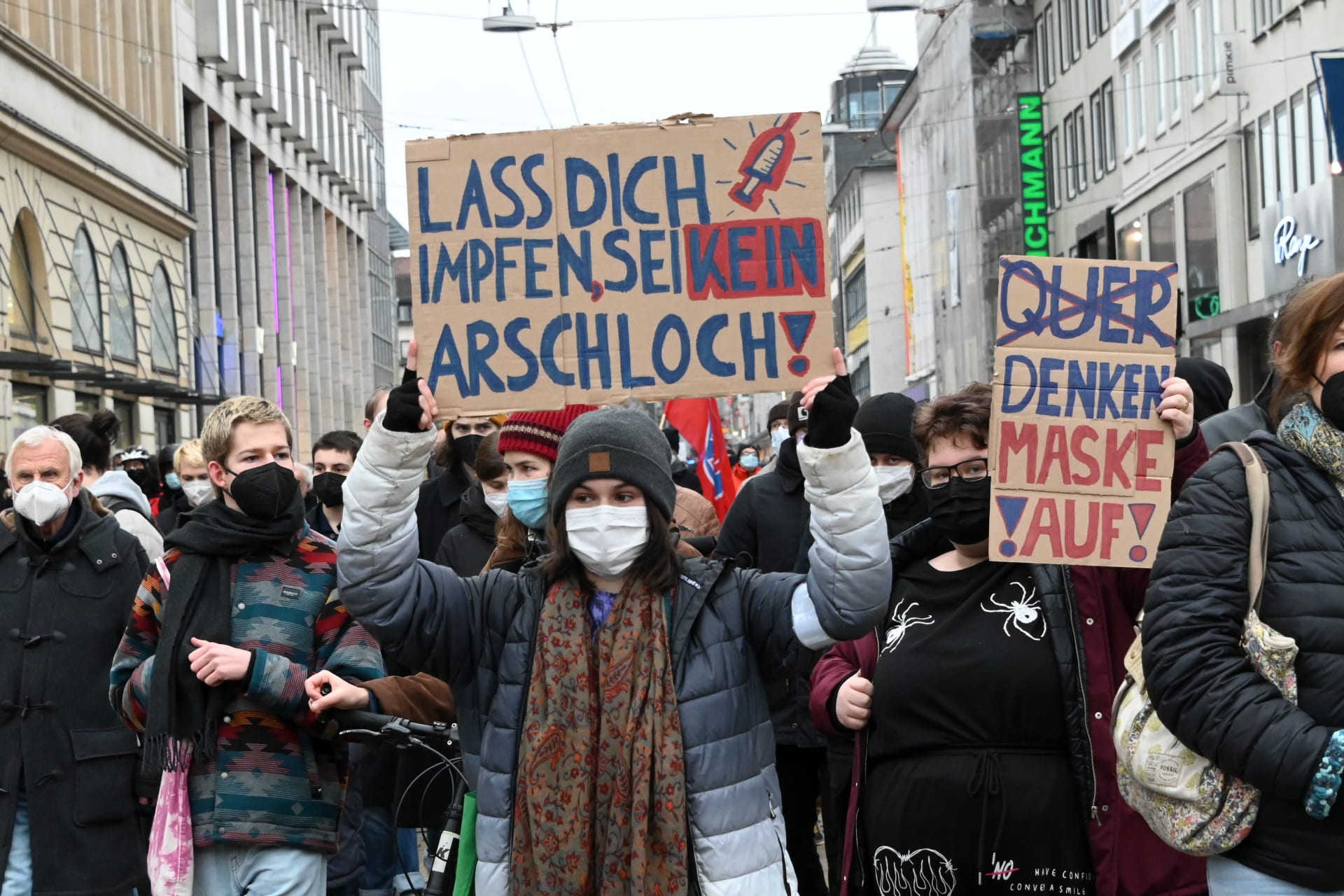 Demonstrace osob s opačným smýšlením v centru Freiburgu se zúčastnilo na 2 500 lidí. 