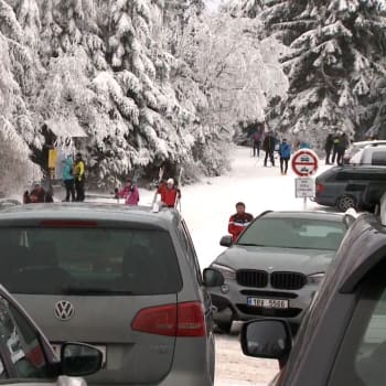 Sobotní slunečné počasí a sněhové podmínky nalákaly do hor tisíce lyžařů. 
