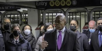 Nepochopitelný útok v New Yorku: Muž strčil Asiatku pod metro, zemřela. Násilí se stupňuje