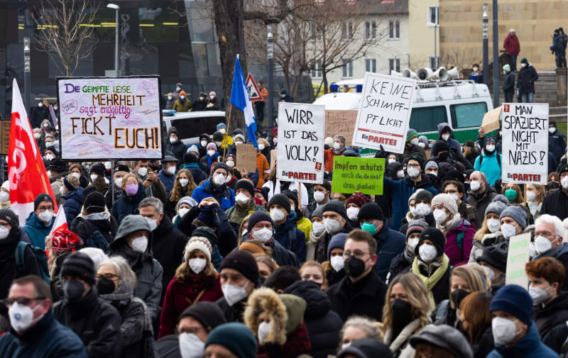 Několik tisíc podporovatelů a odpůrců protiepidemických pravidel v sobotu vyšlo do ulic Freiburgu na jihozápadě Německa. 