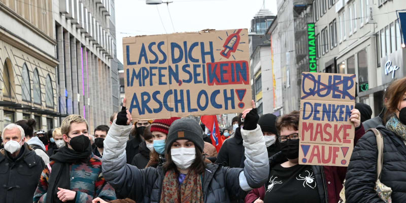 Demonstrace osob s opačným smýšlením v centru Freiburgu se zúčastnilo na 2 500 lidí. 