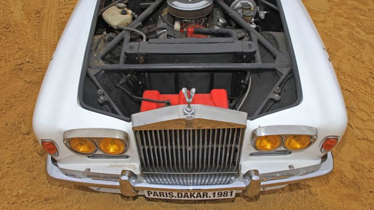 Sametový osmiválec Rolls-Royce nahradil v útrobách luxusního kupé hrubý V8 od Chevroletu, podvozek pocházel z Toyoty Land Cruiser.