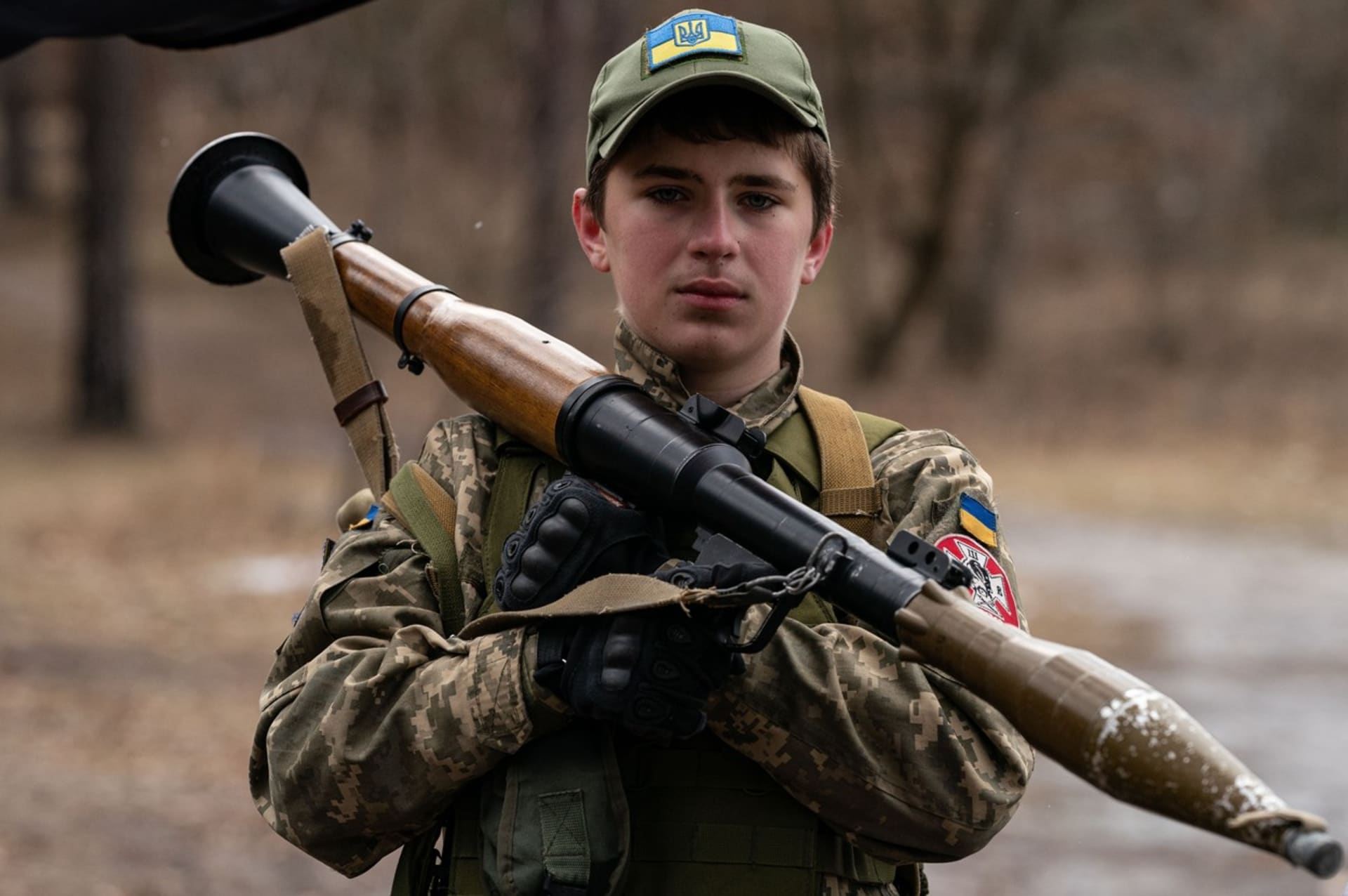 Mladý člen ukrajinské domobrany, která v posledních dnech zintenzivněla frekvenci výcviků.