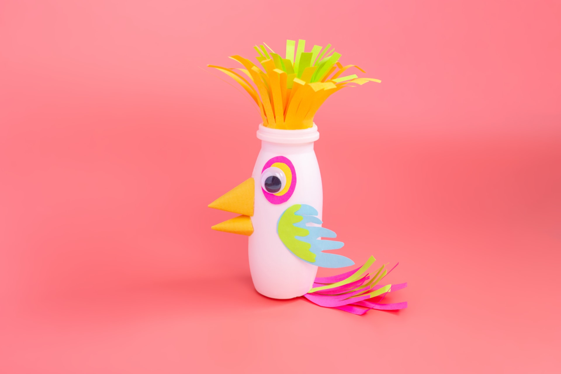 Papoušek z lahvičky od jogurtu