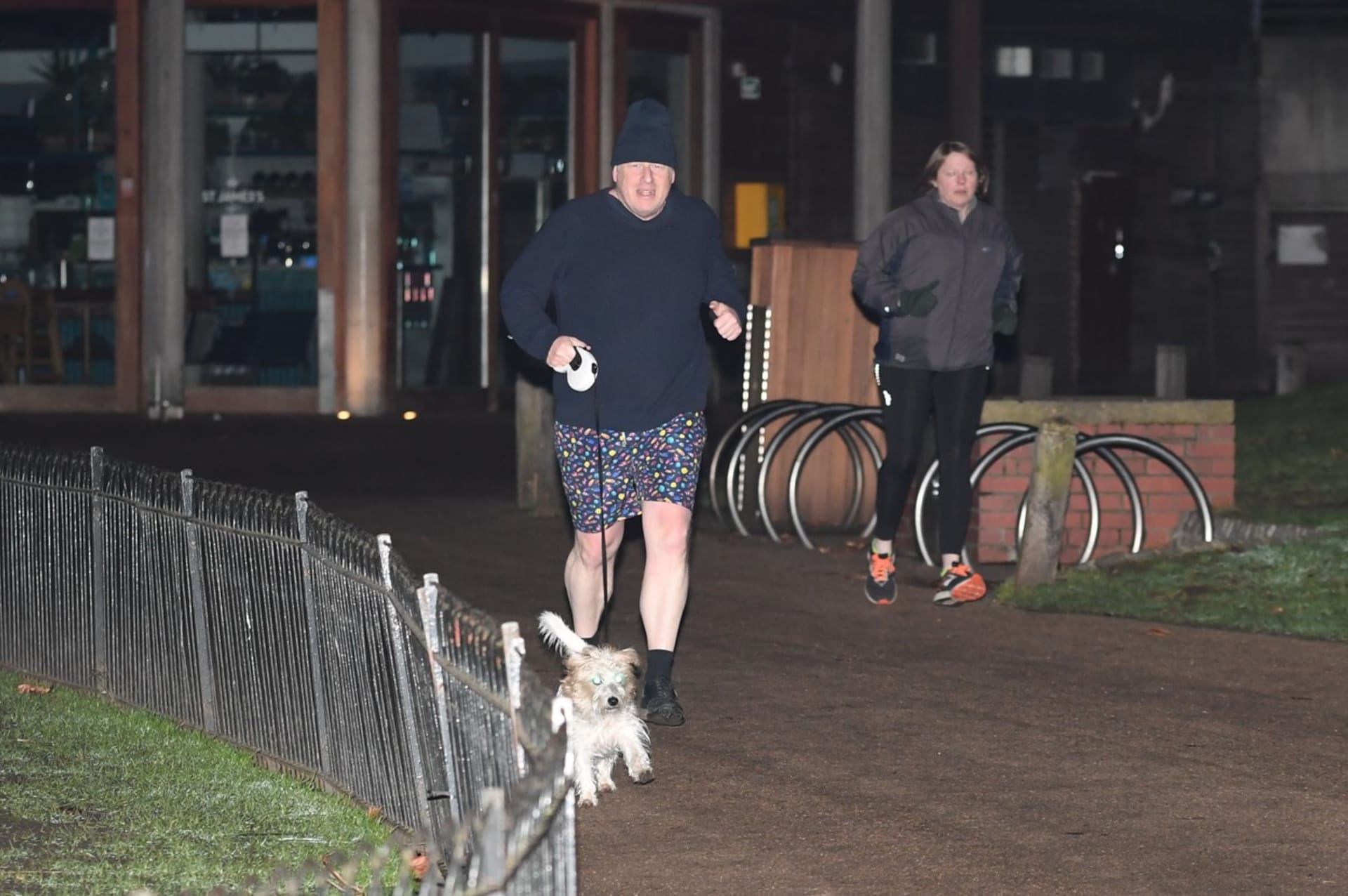Boris Johnson se šel proběhnout se svým psem. To vše uprostřed kritiky kvůli večírkům v Downing Street.