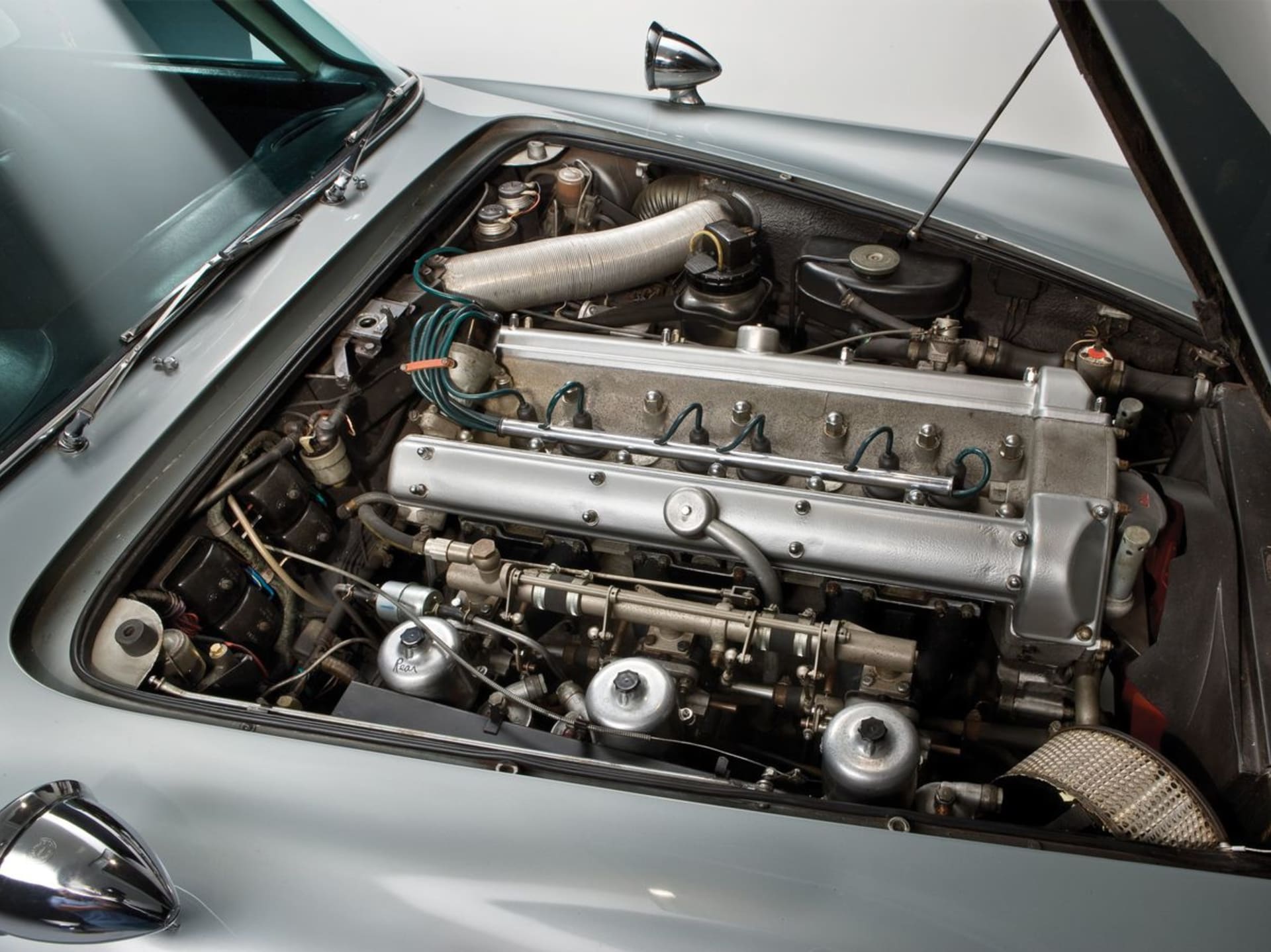 Aston Martin DB5  poháněl čtyřlitrový řadový šestiválec o výkonu 330 koní.
