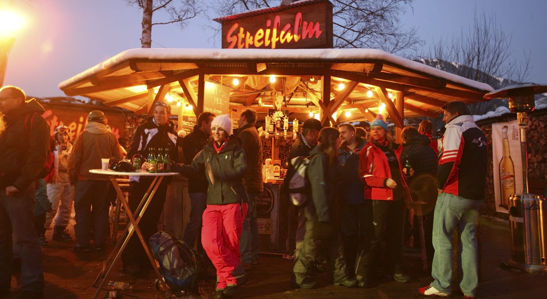Après-ski nedaleko sjezdovky Streif v rakouském Kitzbühelu patřilo v minulých letech mezi nejvyhlášenější. Nyní je kvůli koronaviru zakázané.