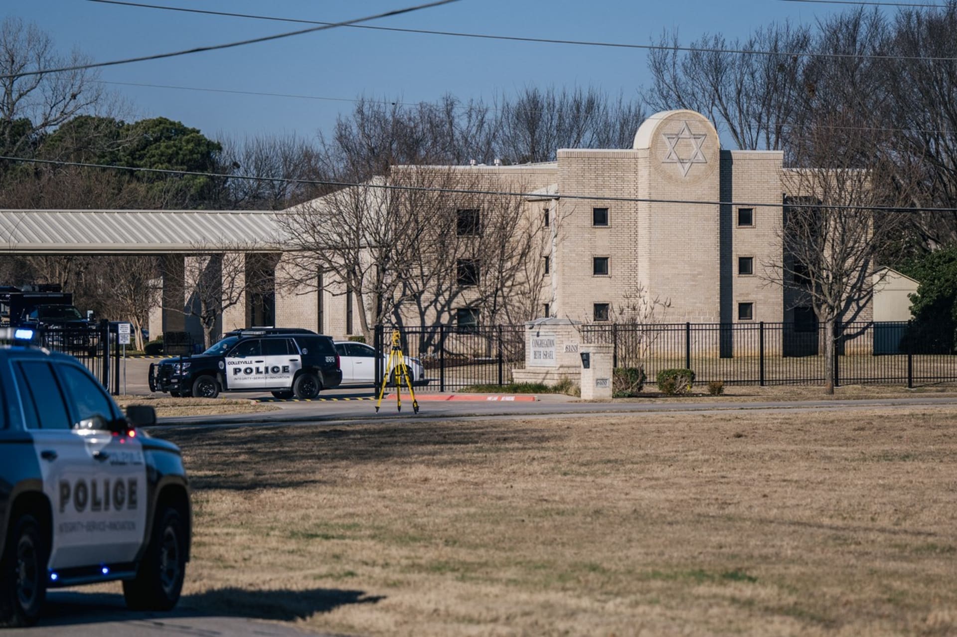 Americká policie byla k synagoze ve městě Colleyville přivolána v sobotu v 11:00 místního času. 