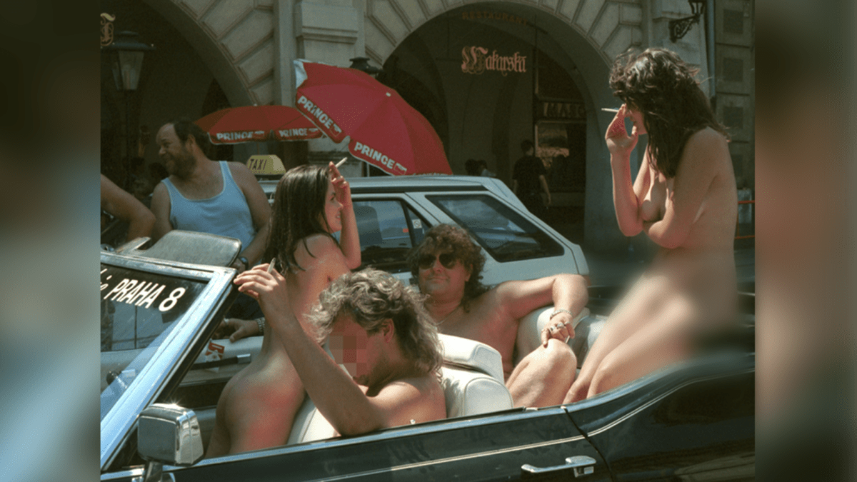 Slavný snímek z roku 1994. Ivan Jonák se v rámci propagace svého podnikání proháněl po Praze v kabrioletu s nahými dívkami. 