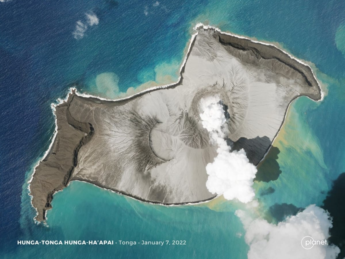 Vulkán Hunga Tonga krátce před erupcí.