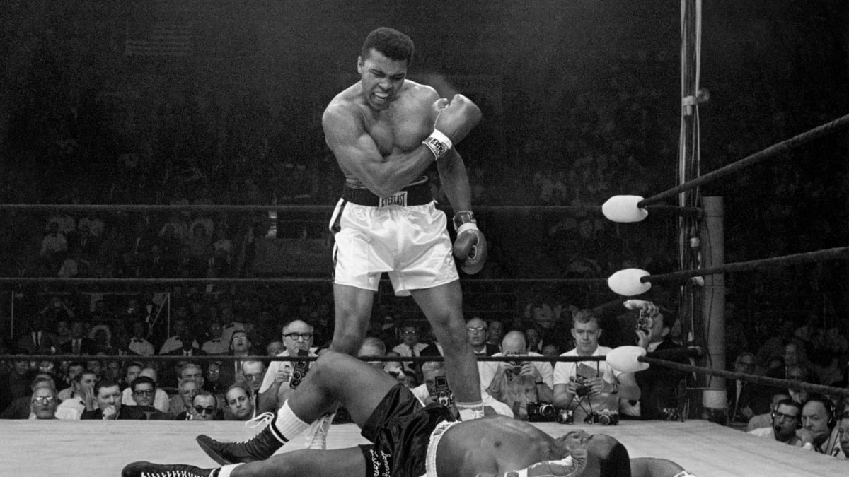 Legendární fotografie Muhammada Aliho (nahoře) nad ležícím Sonnym Listonem z roku 1965.