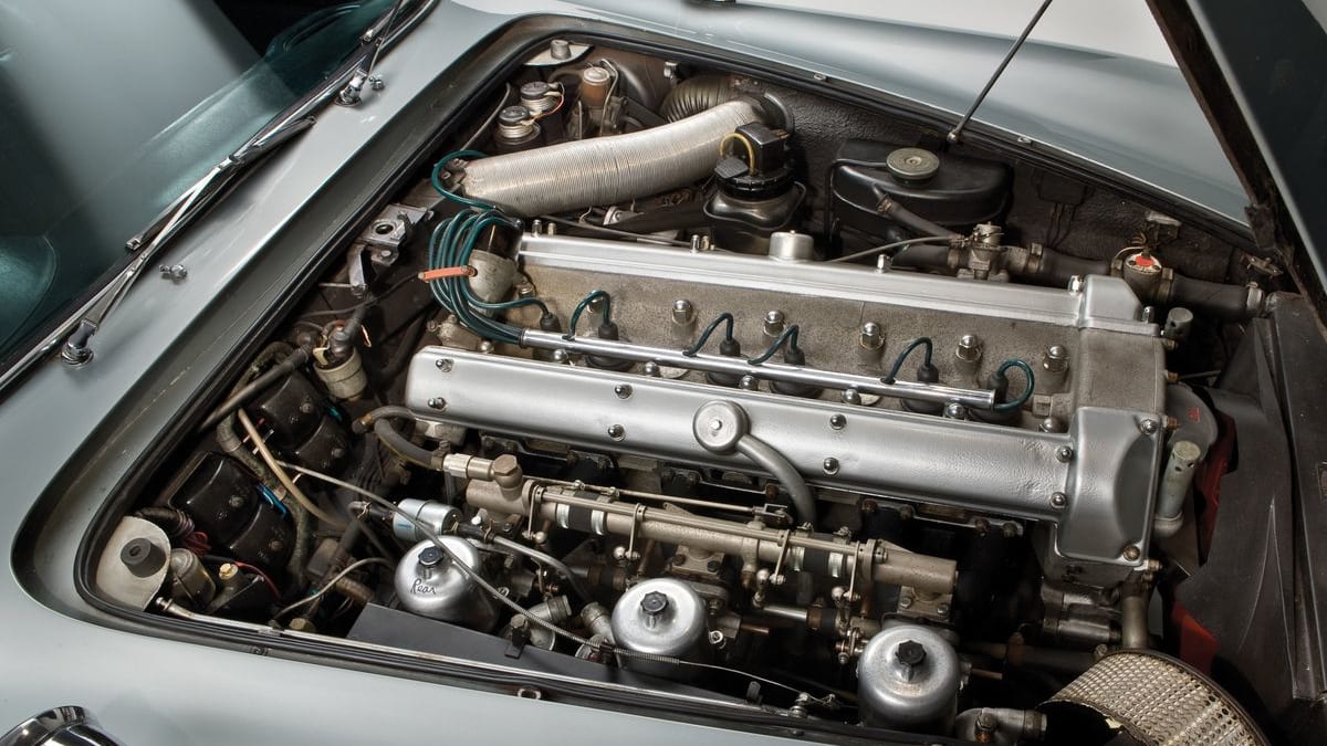 Aston Martin DB5  poháněl čtyřlitrový řadový šestiválec o výkonu 330 koní.