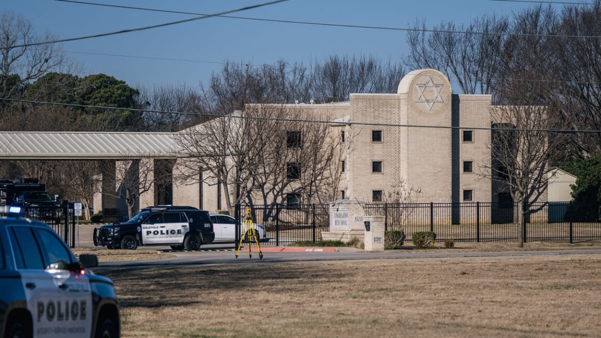 Americká policie byla k synagoze ve městě Colleyville přivolána v sobotu v 11:00 místního času. 