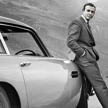 Aston Martin DB5 se v bondovské sérii poprvé představil v roce 1964 ve filmu Goldfinger po boku legendárního Seana Conneryho. Právě teto vůz měl být teď objeven.