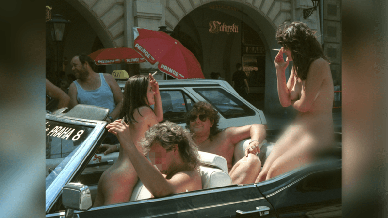Slavný snímek z roku 1994. Ivan Jonák se v rámci propagace svého podnikání proháněl po Praze v kabrioletu s nahými dívkami. 
