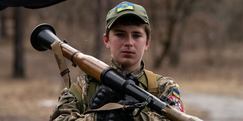 Mladý člen ukrajinské domobrany, která v posledních dnech zintenzivněla frekvenci výcviku.