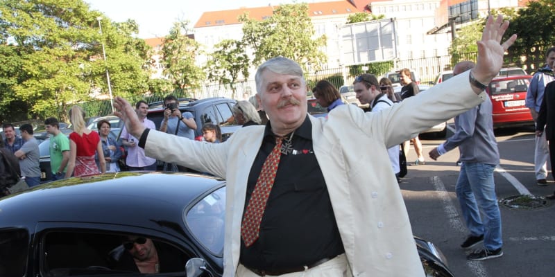 Ivan Jonák v roce 2014, krátce po svém propuštění z vězení, dorazil na premiéru filmu Bony a klid 2. 