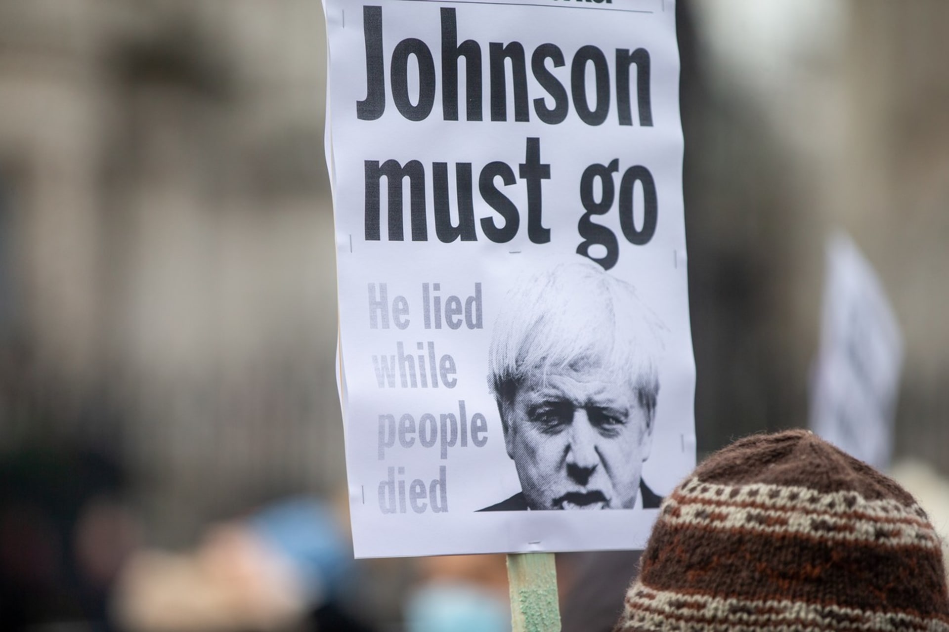 V Británii lidé demonstrují a požadují Johnsonův odchod z úřadu.