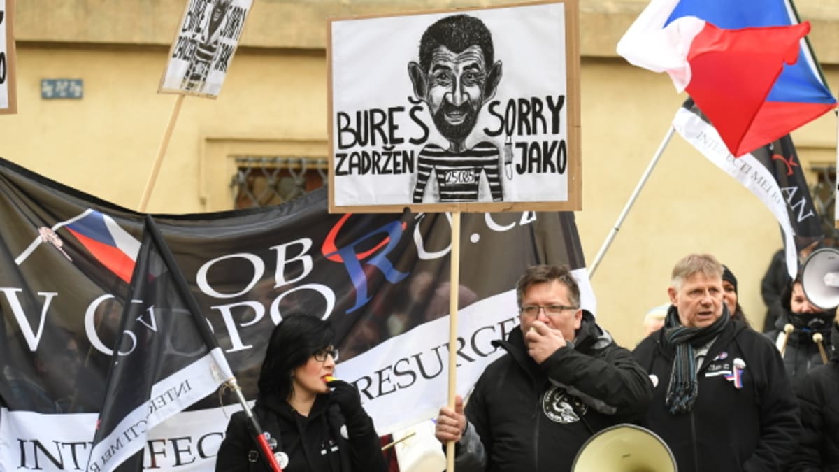 Demonstranti před Sněmovnou požadovali, aby poslanci vydali expremiéra Andreje Babiše policii.