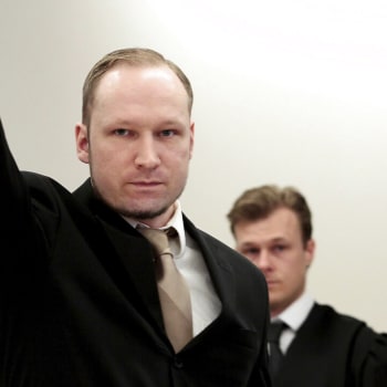 Norský masový vrah Anders Behring Breivik řichází 18. ledna 2022 před soud, který projednává jeho podmíněné propuštění.