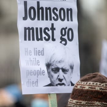 V Británii lidé demonstrují a požadují Johnsonův odchod z úřadu.