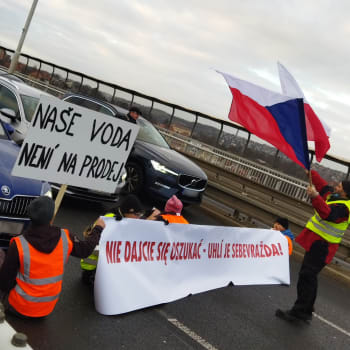 Pětice demonstrantů v Praze na několik minut zablokovala Nuselský most. 