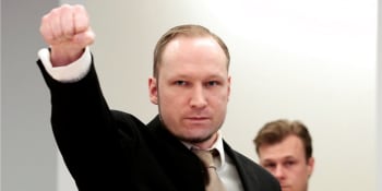Terorista Breivik chce na svobodu. Hajloval před soudem jednajícím o jeho propuštění
