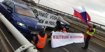 Pětice demonstrantů zablokovala Nuselský most. Byli spojeni řetězy, zadržela je policie
