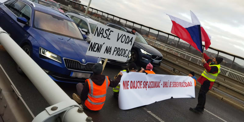 Pětice demonstrantů v Praze na několik minut zablokovala Nuselský most. 