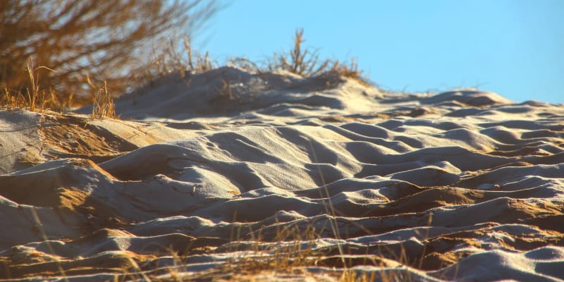 Sněhový poprašek na písku vytvořil ohromující obrazce. 