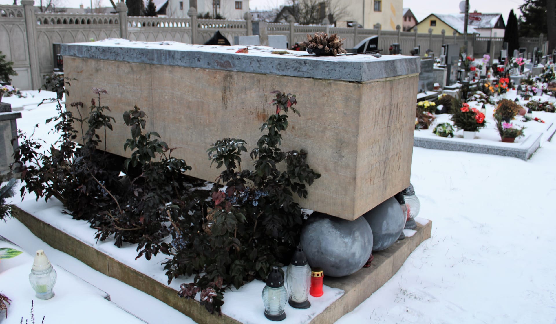 Hrob upáleného Jana Zajíce ve slezském Vítkově. V Praze na Václavském náměstí hořel 25. února 1969. 