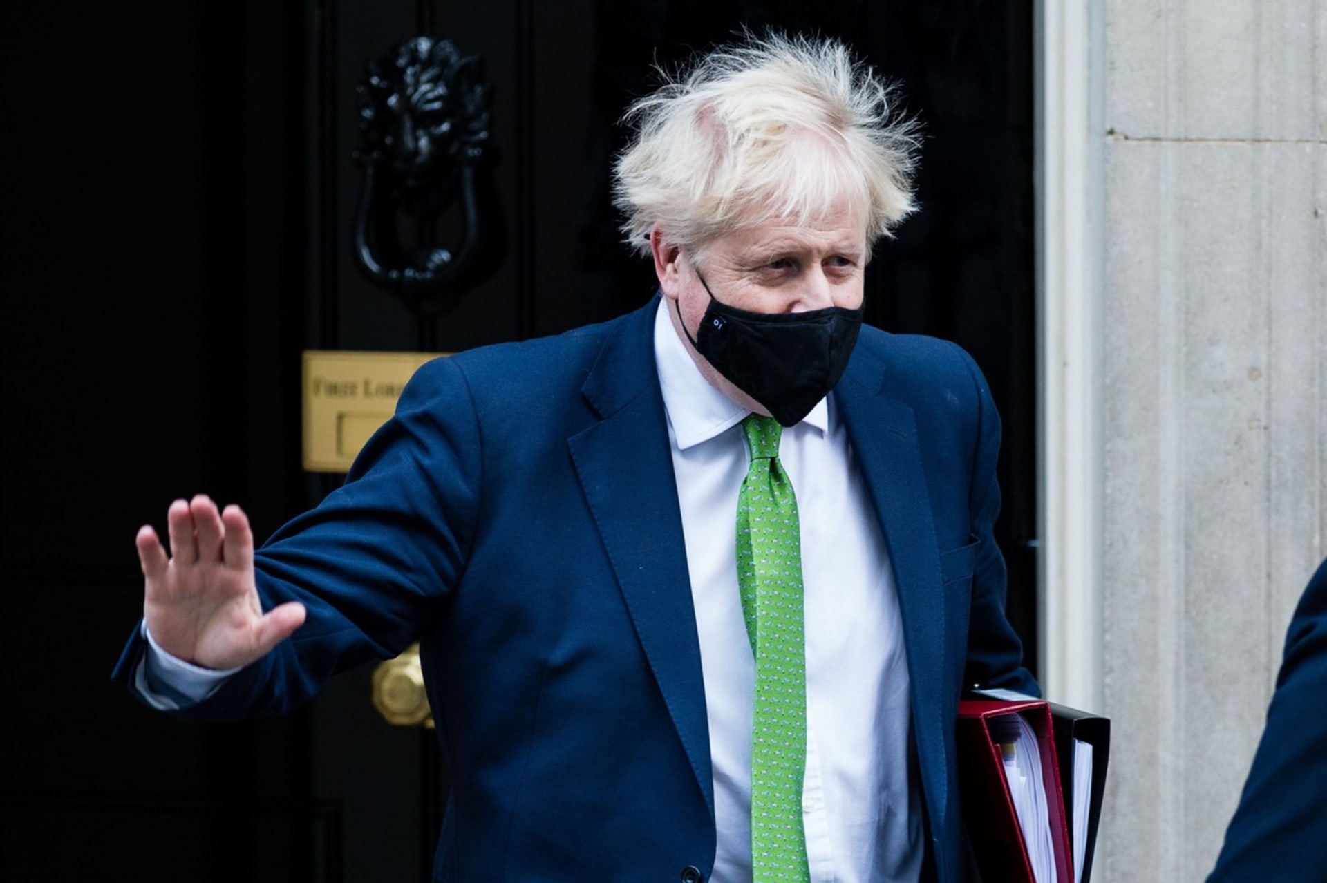 Boris Johnson obtěžkaný skandály ulevil anglickým občanům.