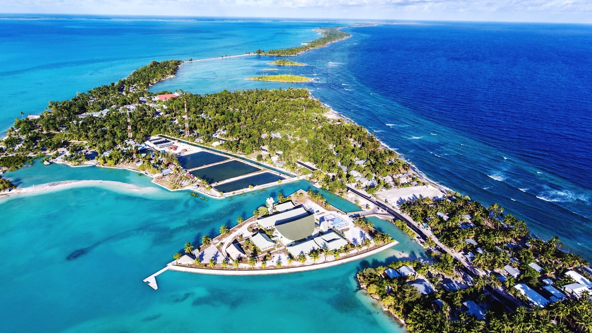 Letecký pohled na Tarawu, hlavní město Kiribati, kde se po dvou letech izolace objevily desítky osob pozitivních na koronavirus.