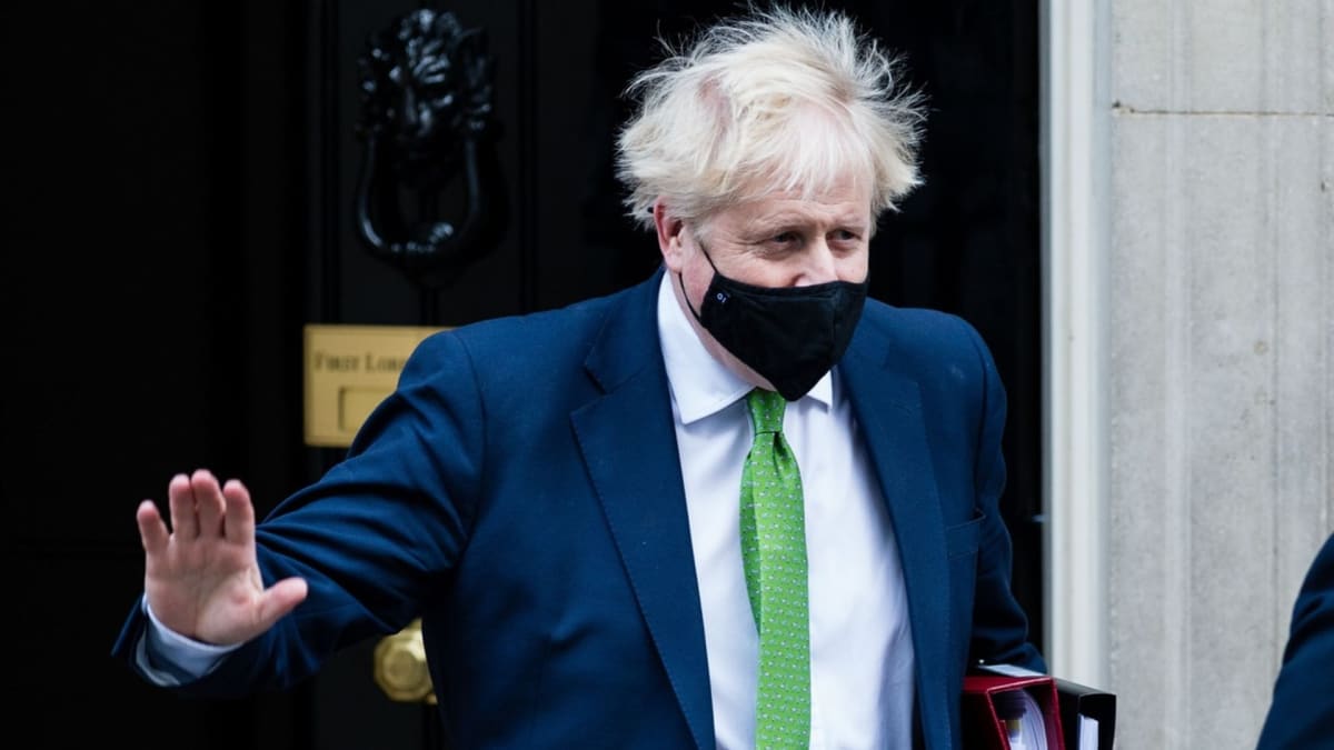 Boris Johnson obtěžkaný skandály ulevil anglickým občanům.