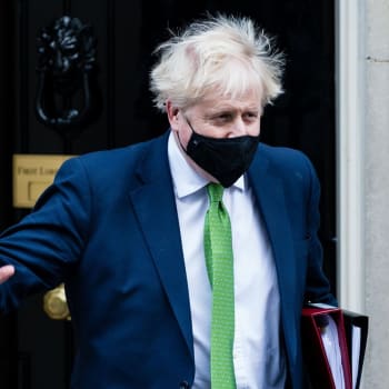 Boris Johnson obtěžkaný skandály ulevil anglickým občanům