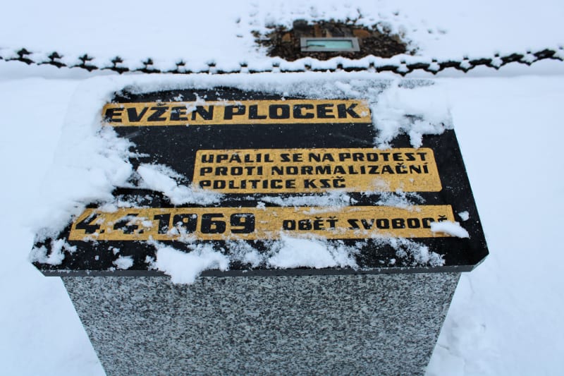 Zasněžená pamětní deska Evženu Plockovi na náměstí v Jihlavě 