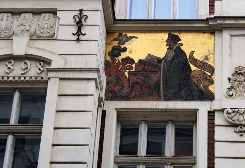 Jan Hus na fasádě domu v Nerudově ulici v Plzni, v němž bydlel upálený Josef Hlavatý.
