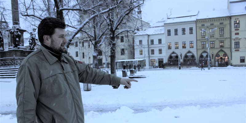 Publicista Martin Herzán ukazuje místo na jihlavském náměstí, kde se upálil Evžen Plocek. 