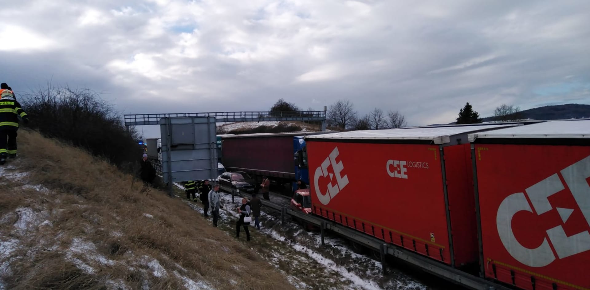 Dálnici D5 u Žebráku uzavřela nehoda 40 aut